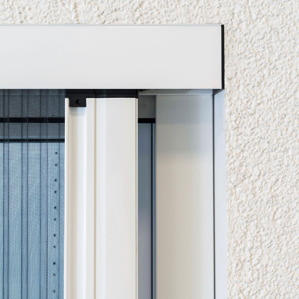 Sur le cadre fixe de la porte